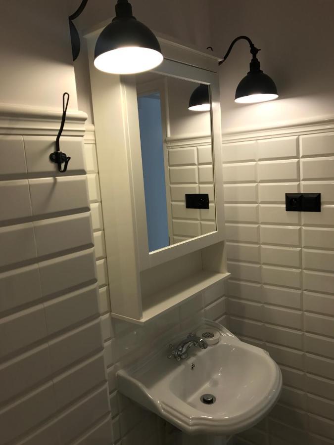 Avis Apartment *